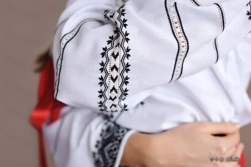 800x532_the-girl-in-an-embroidered-shirt-closeup-pattern-PSU3VT2_800x532.jpg